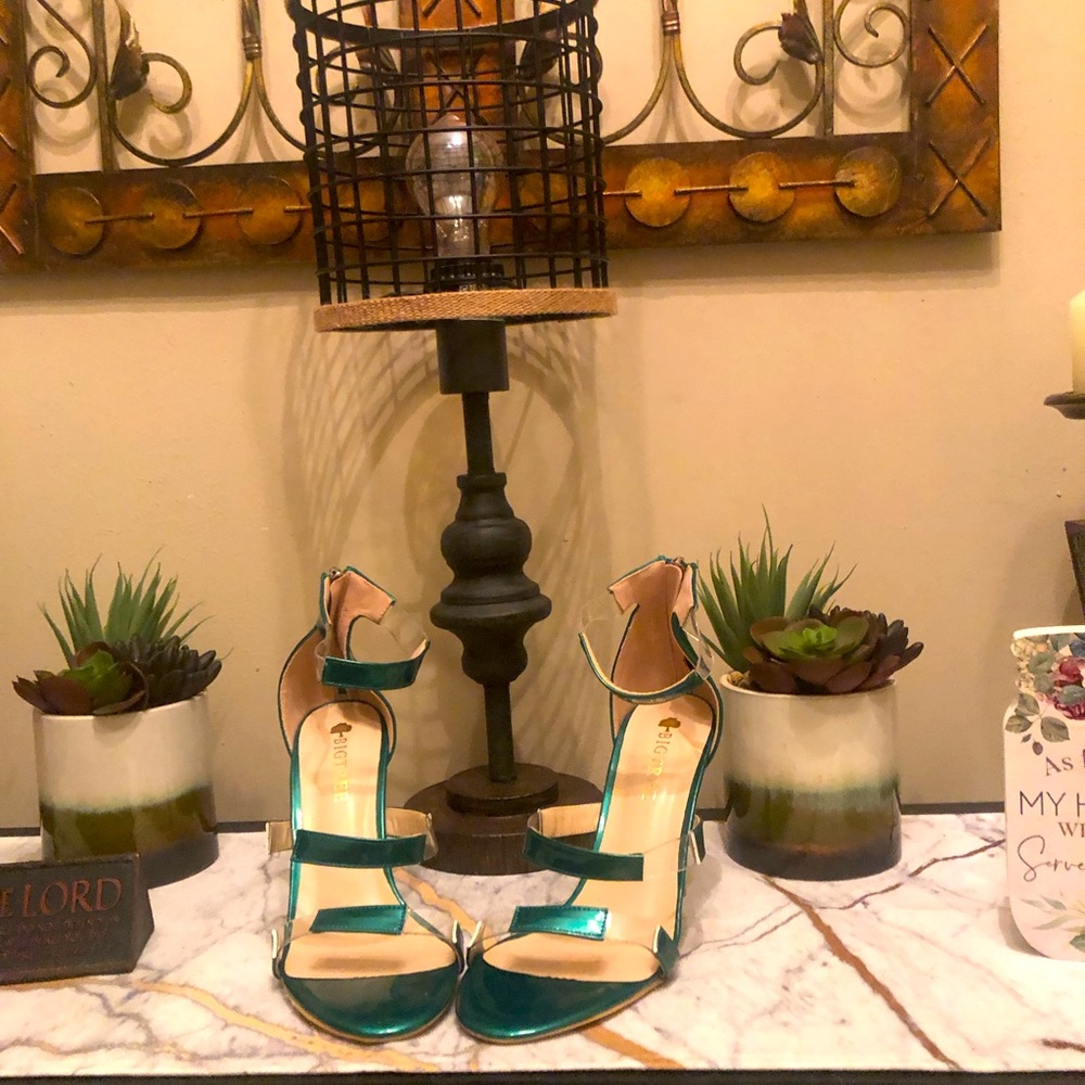 Dark green heeled sandals; size 7.5; very nice, classy and sexy; worn once